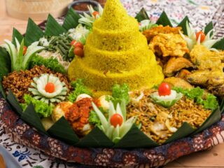 makanan indonesia dengan ciri-ciri dimakan terasa dingin umumnya berwarna putih